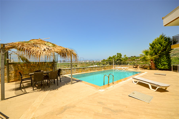 Вилла в сите 4+1 с небольшим садом и видом на море и горы в живописном районе Каргыджак