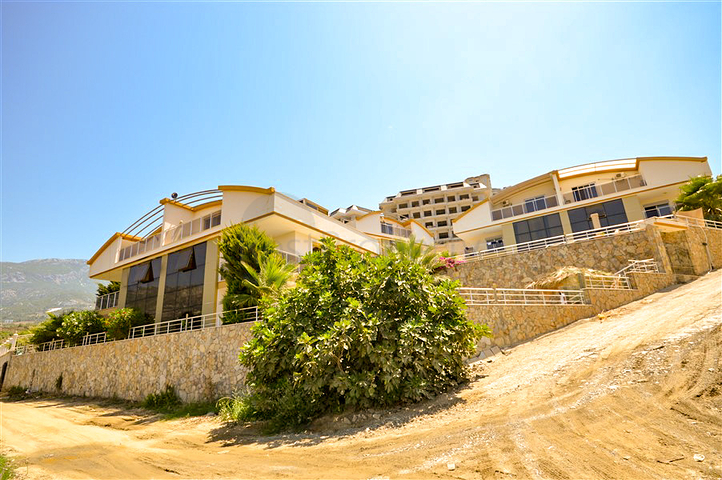 Вилла в сите 4+1 с небольшим садом и видом на море и горы в живописном районе Каргыджак