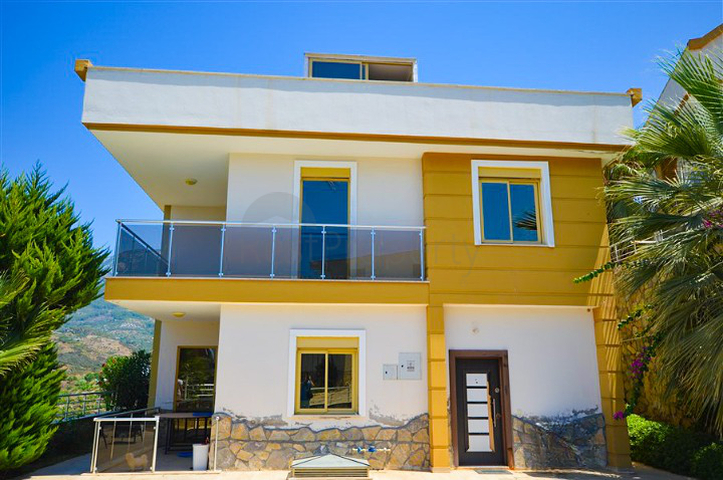 Вилла в сите 4+1 с небольшим садом и видом на море и горы в живописном районе Каргыджак