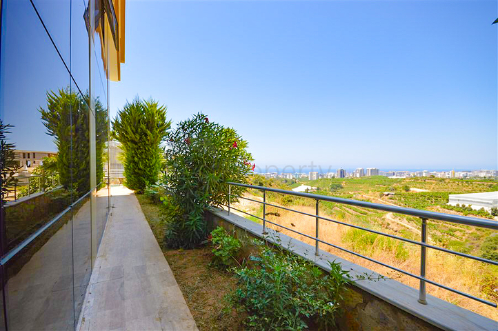 Вилла в сите 4+1 с небольшим садом и видом на море и горы в живописном районе Каргыджак