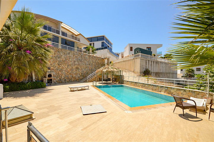 Вилла в сите 4+1 с небольшим садом и видом на море и горы в живописном районе Каргыджак