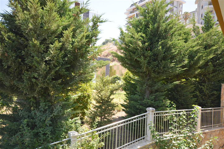 Вилла в сите 4+1 с небольшим садом и видом на море и горы в живописном районе Каргыджак