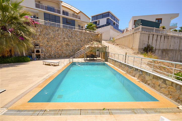 Вилла в сите 4+1 с небольшим садом и видом на море и горы в живописном районе Каргыджак