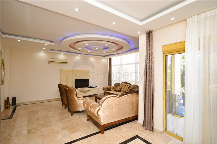 Вилла в сите 4+1 с небольшим садом и видом на море и горы в живописном районе Каргыджак