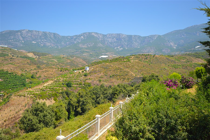 Вилла в сите 4+1 с небольшим садом и видом на море и горы в живописном районе Каргыджак