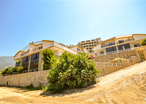 Вилла в сите 4+1 с небольшим садом и видом на море и горы в живописном районе Каргыджак