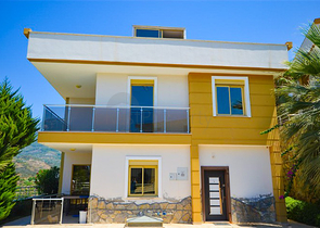 Вилла в сите 4+1 с небольшим садом и видом на море и горы в живописном районе Каргыджак