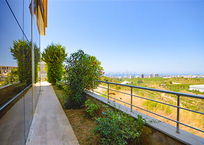 Вилла в сите 4+1 с небольшим садом и видом на море и горы в живописном районе Каргыджак