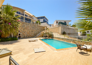 Вилла в сите 4+1 с небольшим садом и видом на море и горы в живописном районе Каргыджак