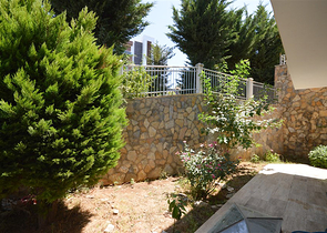 Вилла в сите 4+1 с небольшим садом и видом на море и горы в живописном районе Каргыджак