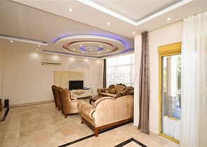 Вилла в сите 4+1 с небольшим садом и видом на море и горы в живописном районе Каргыджак