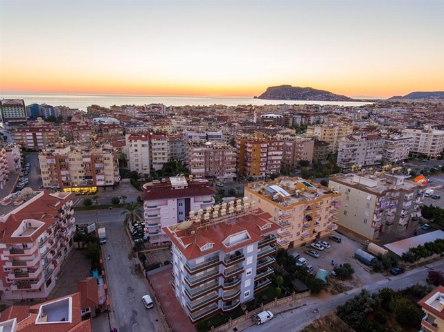 Уютный двухэтажный пентхаус в пешей доступности к морю с видом на горы   