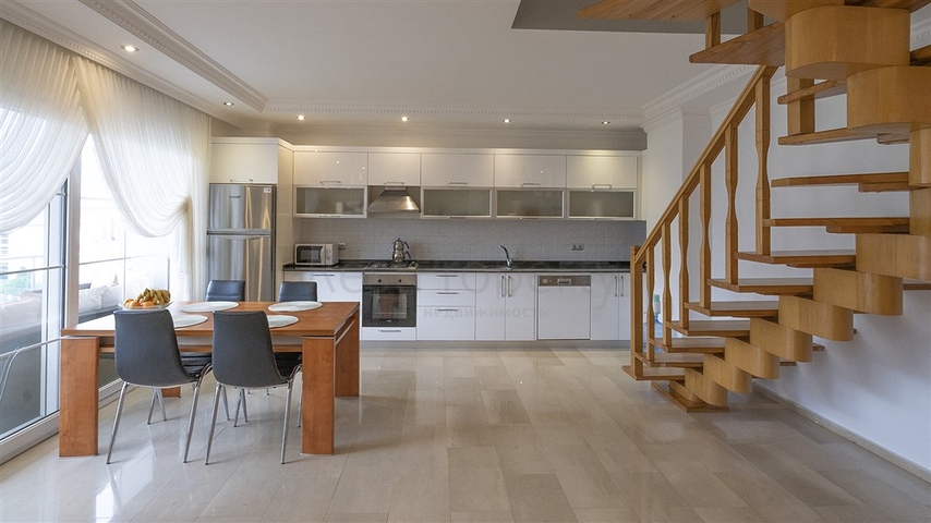 Уютный двухэтажный пентхаус в пешей доступности к морю с видом на горы   