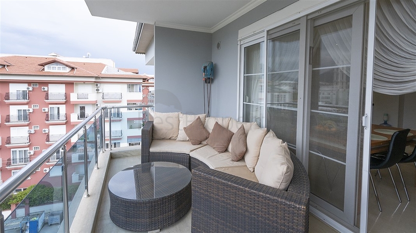 Уютный двухэтажный пентхаус в пешей доступности к морю с видом на горы   