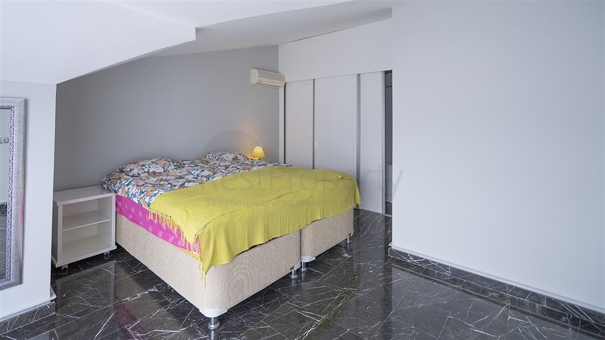 Уютный двухэтажный пентхаус в пешей доступности к морю с видом на горы   