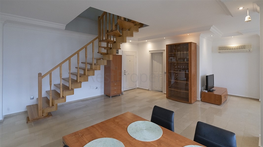 Уютный двухэтажный пентхаус в пешей доступности к морю с видом на горы   