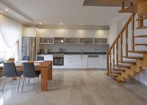 Уютный двухэтажный пентхаус в пешей доступности к морю с видом на горы   