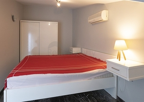 Уютный двухэтажный пентхаус в пешей доступности к морю с видом на горы   