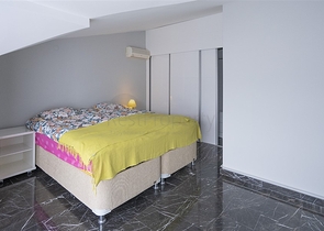 Уютный двухэтажный пентхаус в пешей доступности к морю с видом на горы   