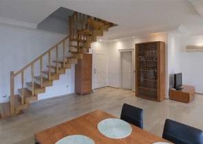 Уютный двухэтажный пентхаус в пешей доступности к морю с видом на горы   