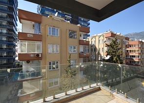 Квартира 1+1 в комплексе премиум класса на первой береговой линии в Махмутларе