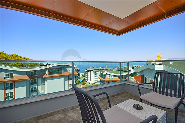 Пентхаус планировкой 2+1 с видом на Средиземное море всего в 400 м до пляжа района Каргыджак