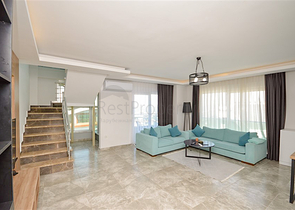 Пентхаус планировкой 2+1 с видом на Средиземное море всего в 400 м до пляжа района Каргыджак