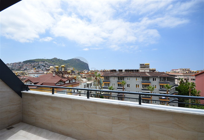 Пентхаус 2+1 с красивым видом в районе пляжа Клеопатры на аренду