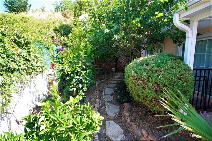 Меблированная отдельностоящая вилла 4+1 в районе Тепе