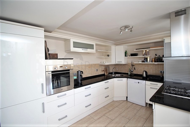 Меблированная отдельностоящая вилла 4+1 в районе Тепе