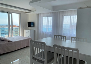 Квартира – студия на первой береговой линии в Махмутларе