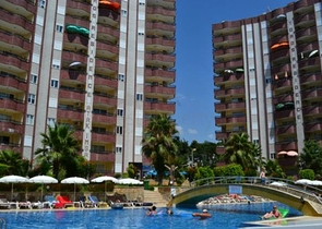 Квартира с мебелью в хорошем комплексе в Махмутларе в аренду