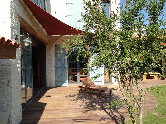 Вилла с большим участком с зеленым садом в Алачаты