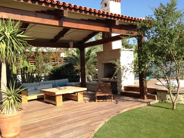 Вилла с большим участком с зеленым садом в Алачаты