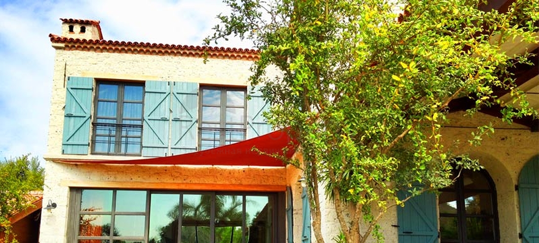 Вилла с большим участком с зеленым садом в Алачаты