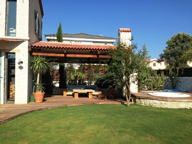 Вилла с большим участком с зеленым садом в Алачаты