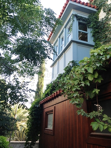 Вилла с большим участком с зеленым садом в Алачаты