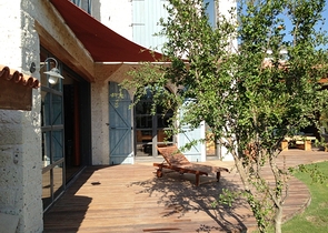 Вилла с большим участком с зеленым садом в Алачаты