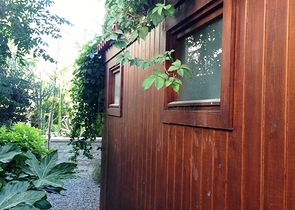 Вилла с большим участком с зеленым садом в Алачаты