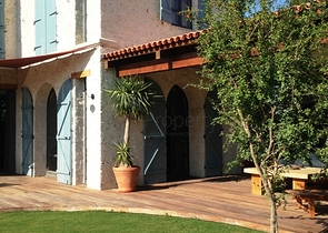 Вилла с большим участком с зеленым садом в Алачаты