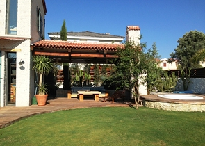 Вилла с большим участком с зеленым садом в Алачаты