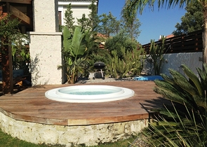 Вилла с большим участком с зеленым садом в Алачаты