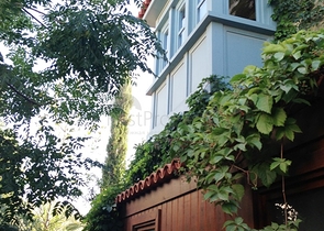 Вилла с большим участком с зеленым садом в Алачаты