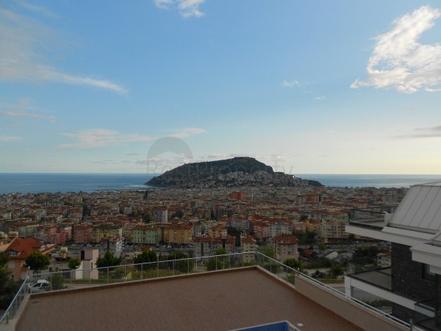 Просторные двухэтажные апартаменты 3+1 в Аланье с видом на море