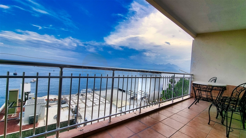 Квартира планировки 3+1 в центре города Анталия 