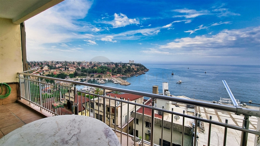 Квартира планировки 3+1 в центре города Анталия 