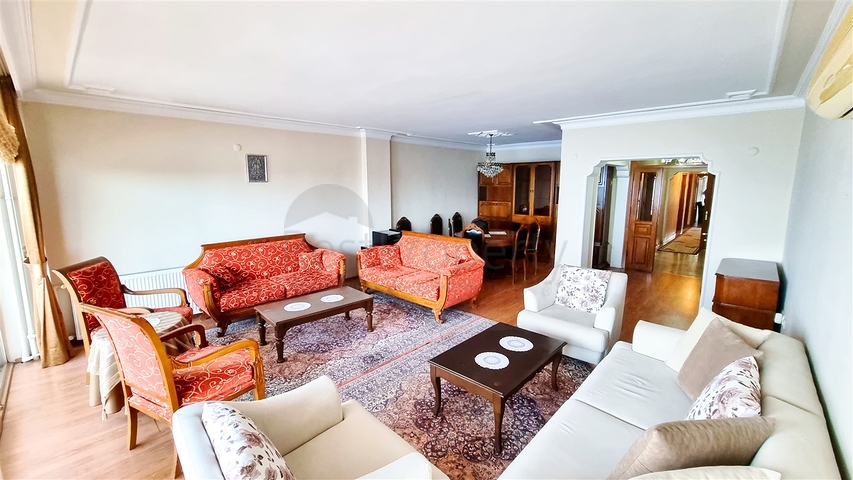 Квартира планировки 3+1 в центре города Анталия 