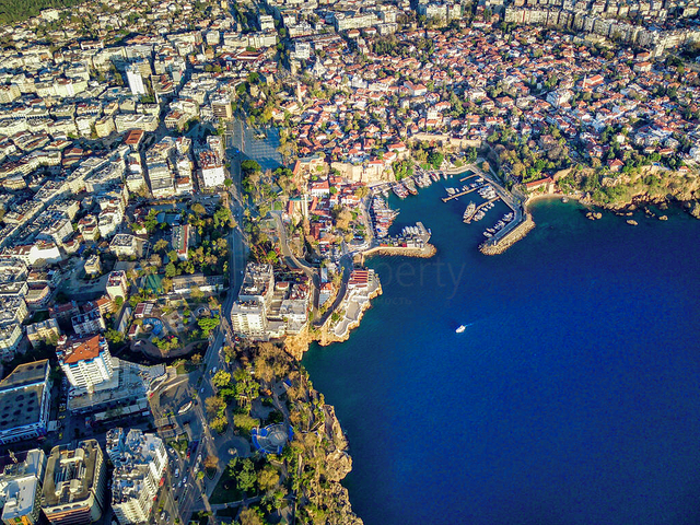 Квартира планировки 3+1 в центре города Анталия 