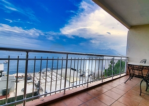 Квартира планировки 3+1 в центре города Анталия 