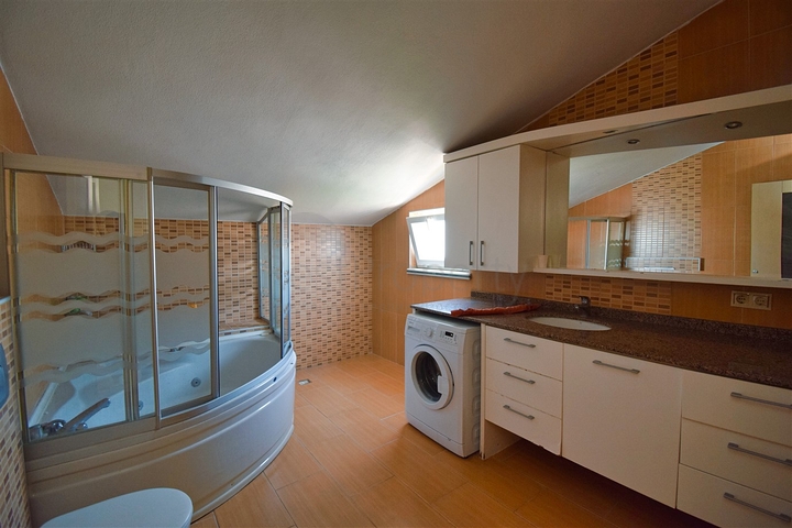 Квартира планировки 6+2 дуплекс в центре города Анталия 